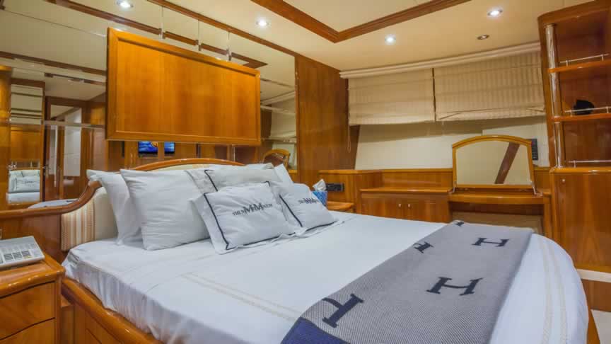 100ft Azimut with Jacuzzi (2)