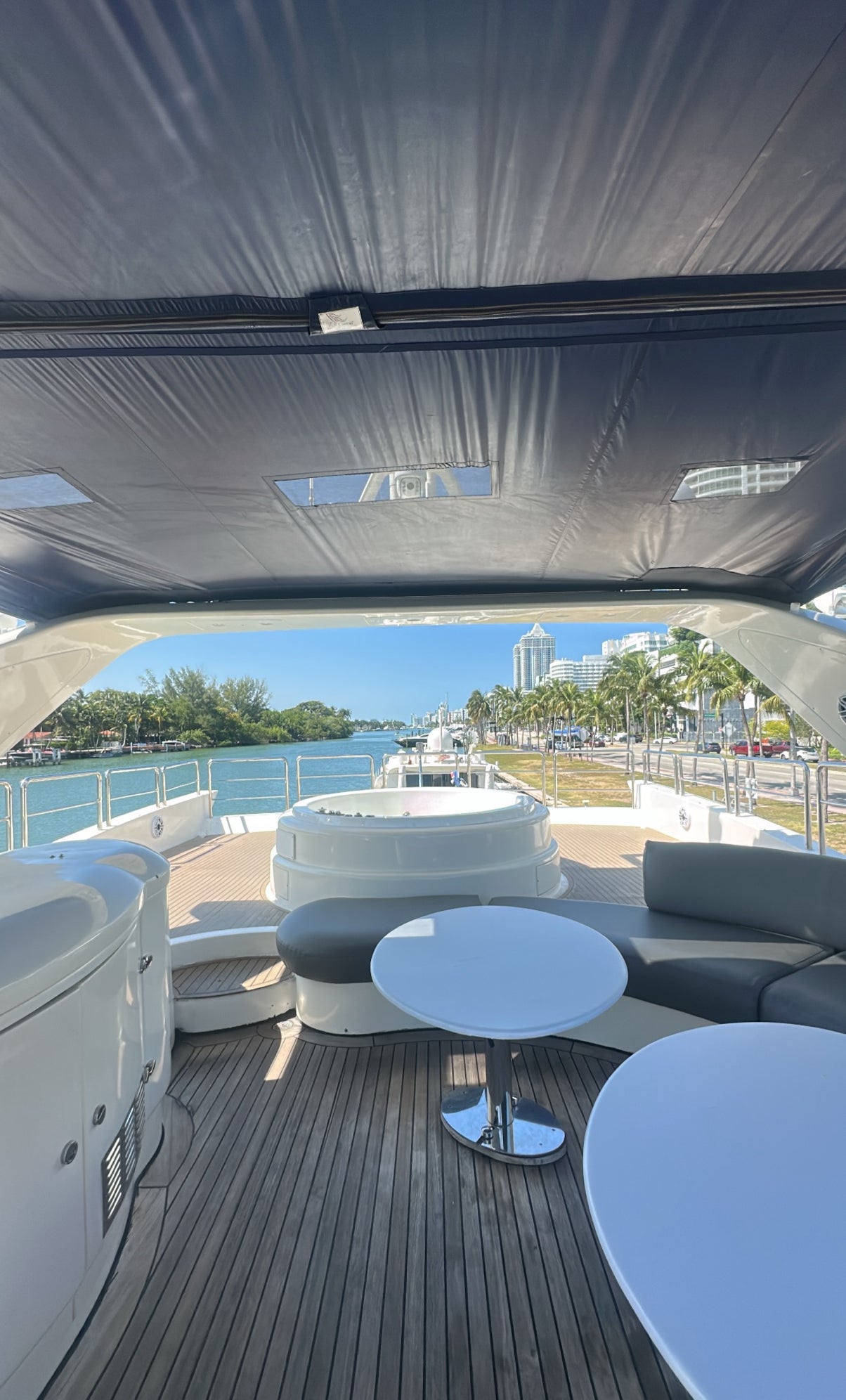 105ft Azimut with Jacuzzi (2)