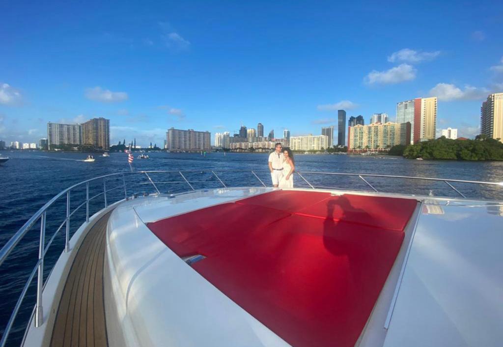 100ft Azimut with Jacuzzi, Club, & Toys