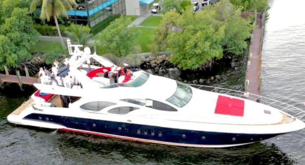 100ft Azimut with Jacuzzi, Club, & Toys