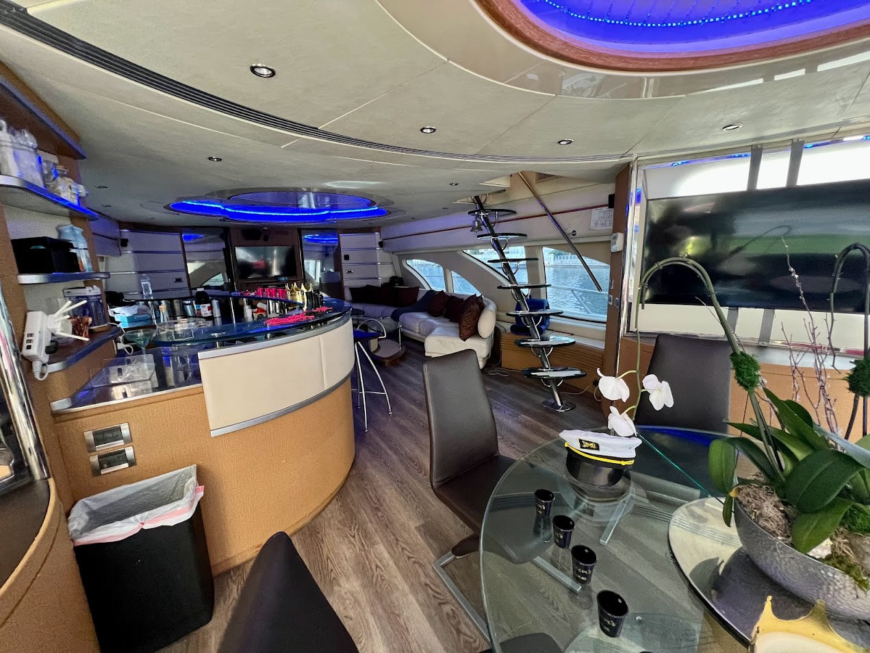 100ft Azimut with Jacuzzi, Club, & Toys