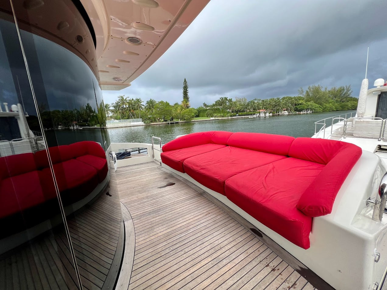 100ft Azimut with Jacuzzi, Club, & Toys