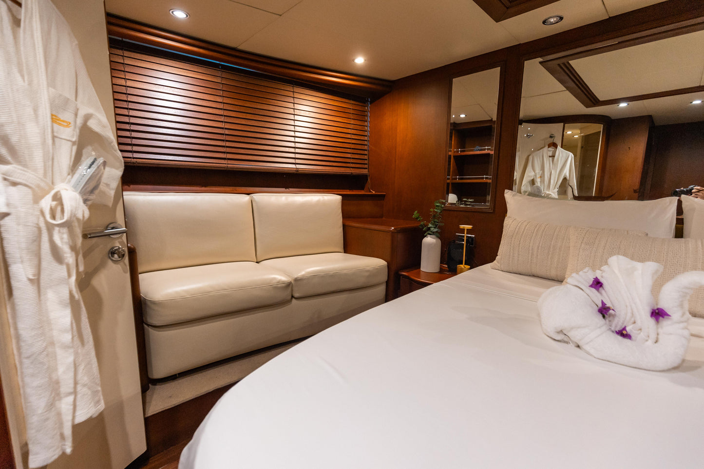 100ft Azimut with Jacuzzi (1)
