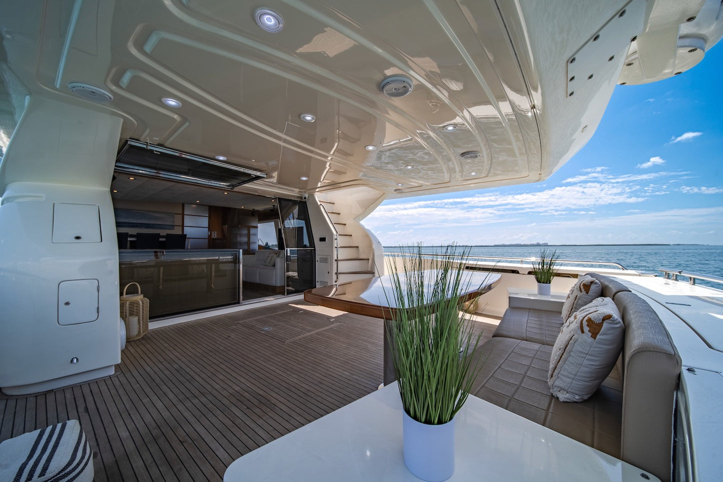 85ft Ferretti with Jacuzzi