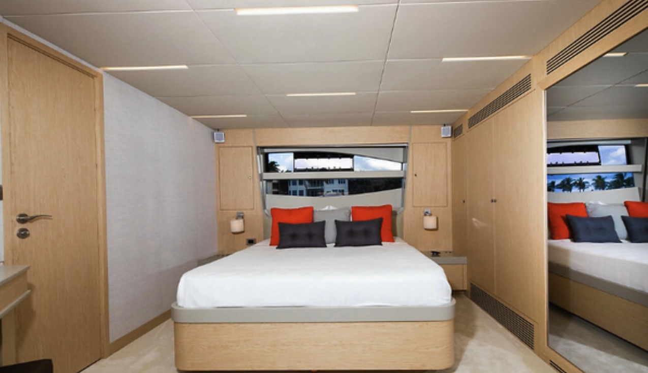80ft Numarine with Jacuzzi