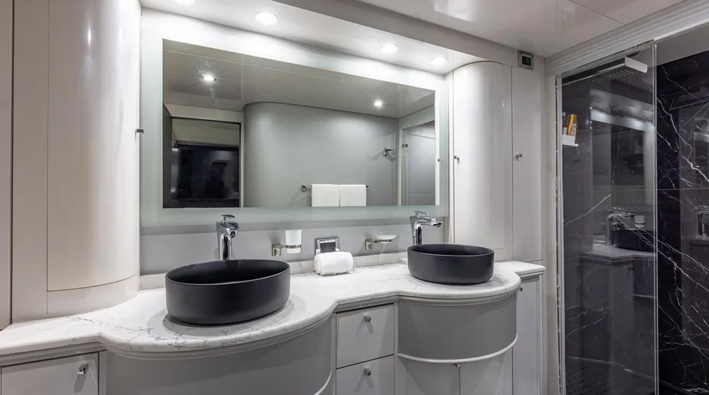 105ft Azimut with Jacuzzi (1)