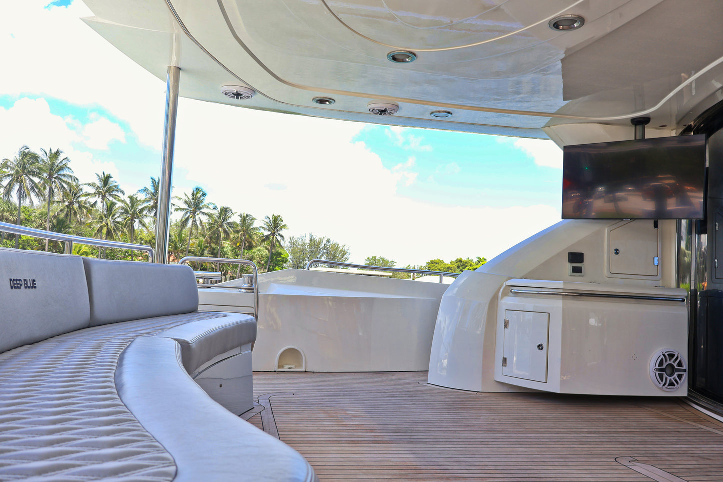 90ft Sunseeker with Jacuzzi (3)