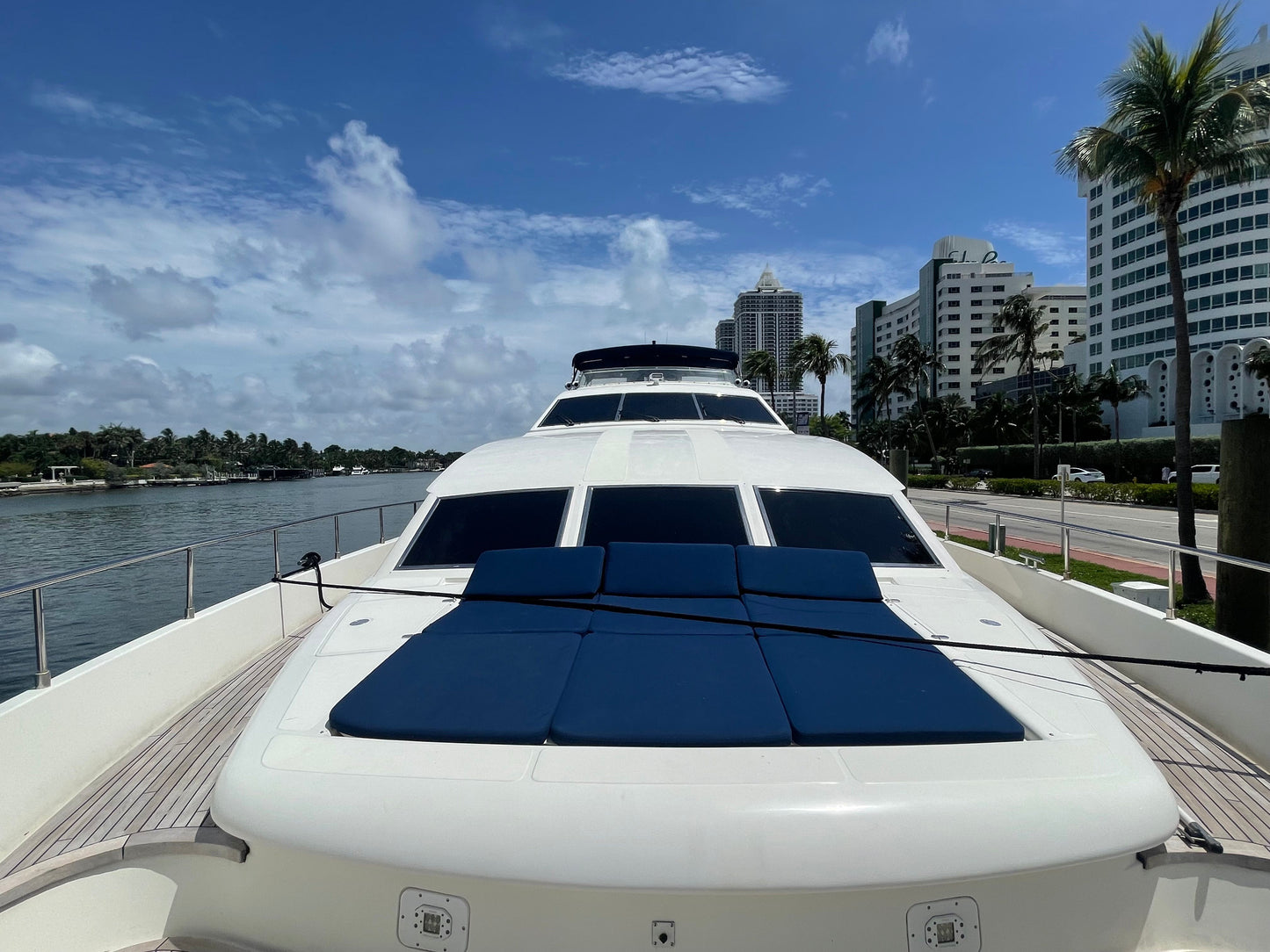 100ft Ferretti with Jacuzzi