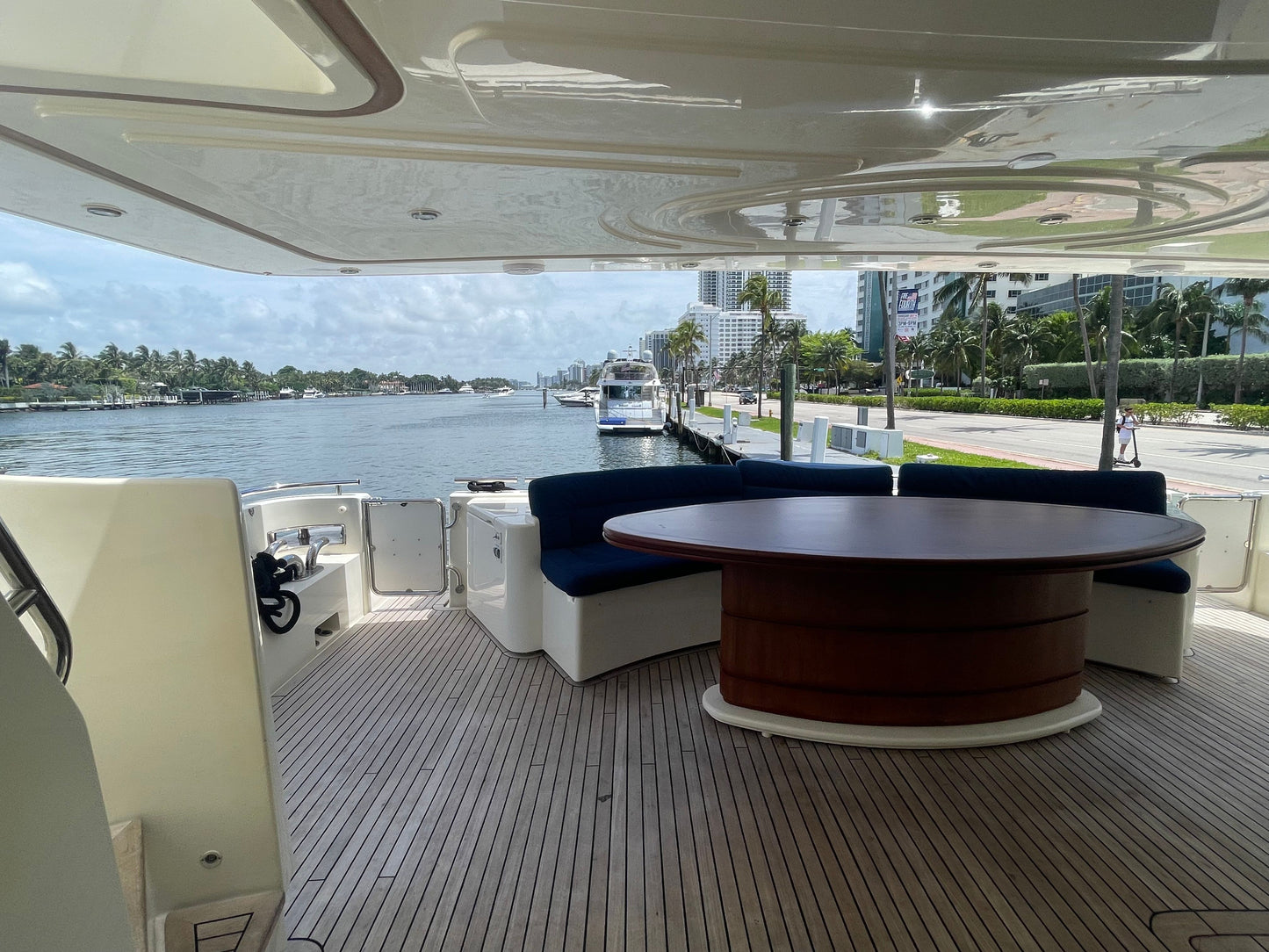 100ft Ferretti with Jacuzzi