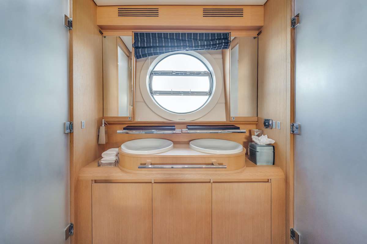 80ft Aicon
