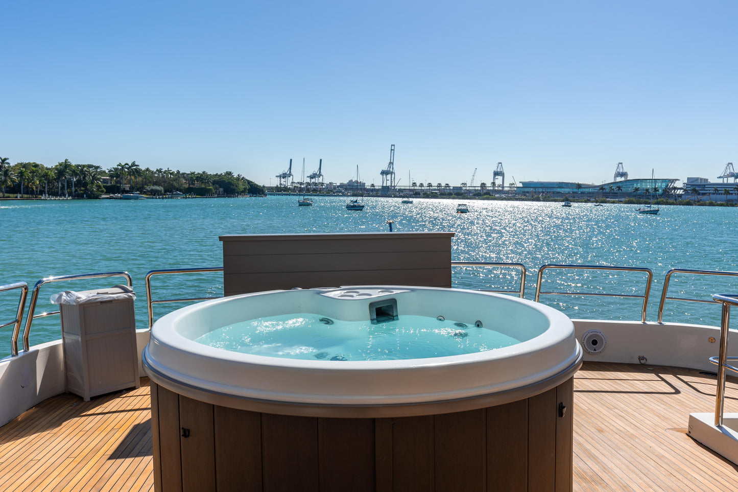 100ft Azimut with Jacuzzi (1)